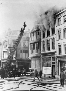 99298 Afbeelding van het blussen van de brand in de Beddenhandel D. Wijzenbeek (Ganzenmarkt 24) te Utrecht.